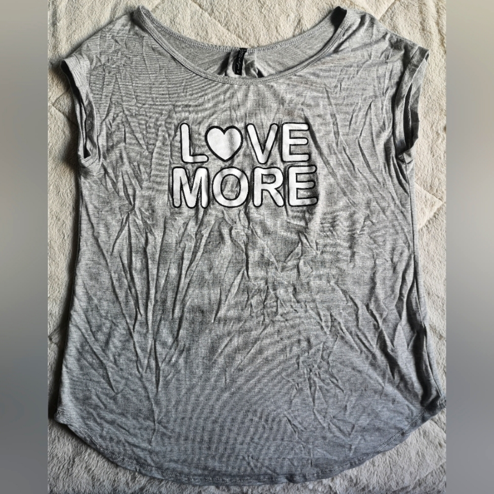 NWOT Edista t-shirt. Size M